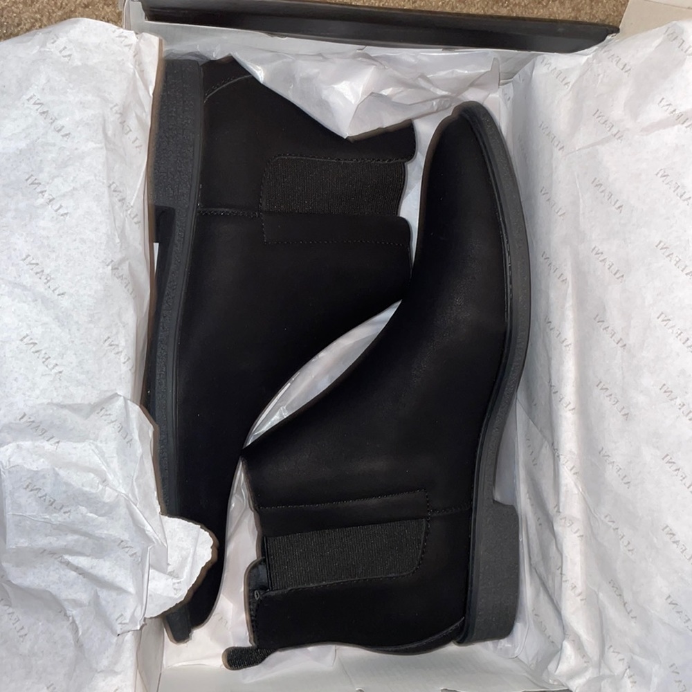 Black dress shoes